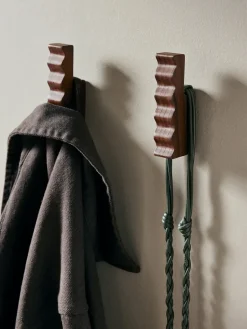 Outlet Ferm Living 2 Ganchos Unda, oscuro Marrón
