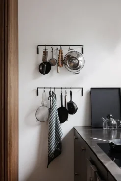 Ferm Living Barra de cocina con 6 ganchos, latón Negro