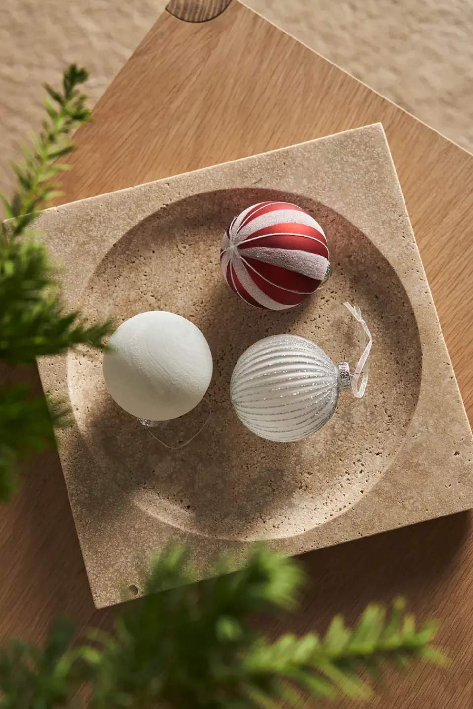 Scandi Living Bolas de Navidad Snowing 6 unidades, Blanco