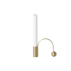 Ferm Living Candelabro Balance latón, vela alargada Color dorado