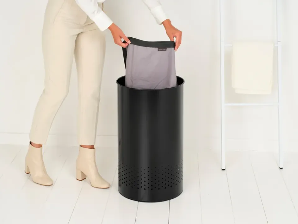 Outlet Brabantia Cesto de lavandería tapa de plástico 60 L, mate Negro