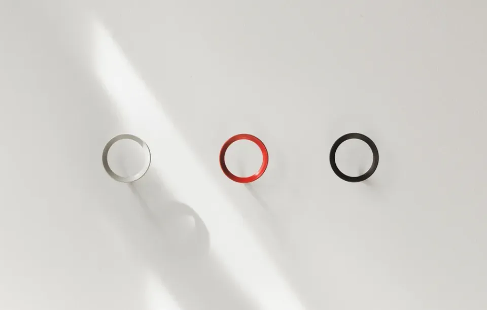 New Normann Copenhagen Colgador Loop medium Ø7,8 cm, Red Rojo