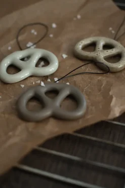 Discount DBKD Colgante decorativo Hanging pretzel, Dust Marrón