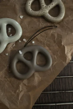 Discount DBKD Colgante decorativo Hanging pretzel, Dust Marrón