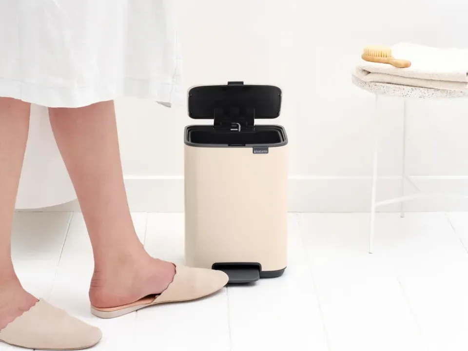Outlet Brabantia Cubo de basura con pedal Bo 4 L, suave Beige