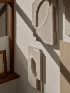 Best Kristina Dam Studio Decoración de pared Serif Relief S, Off white Blanco