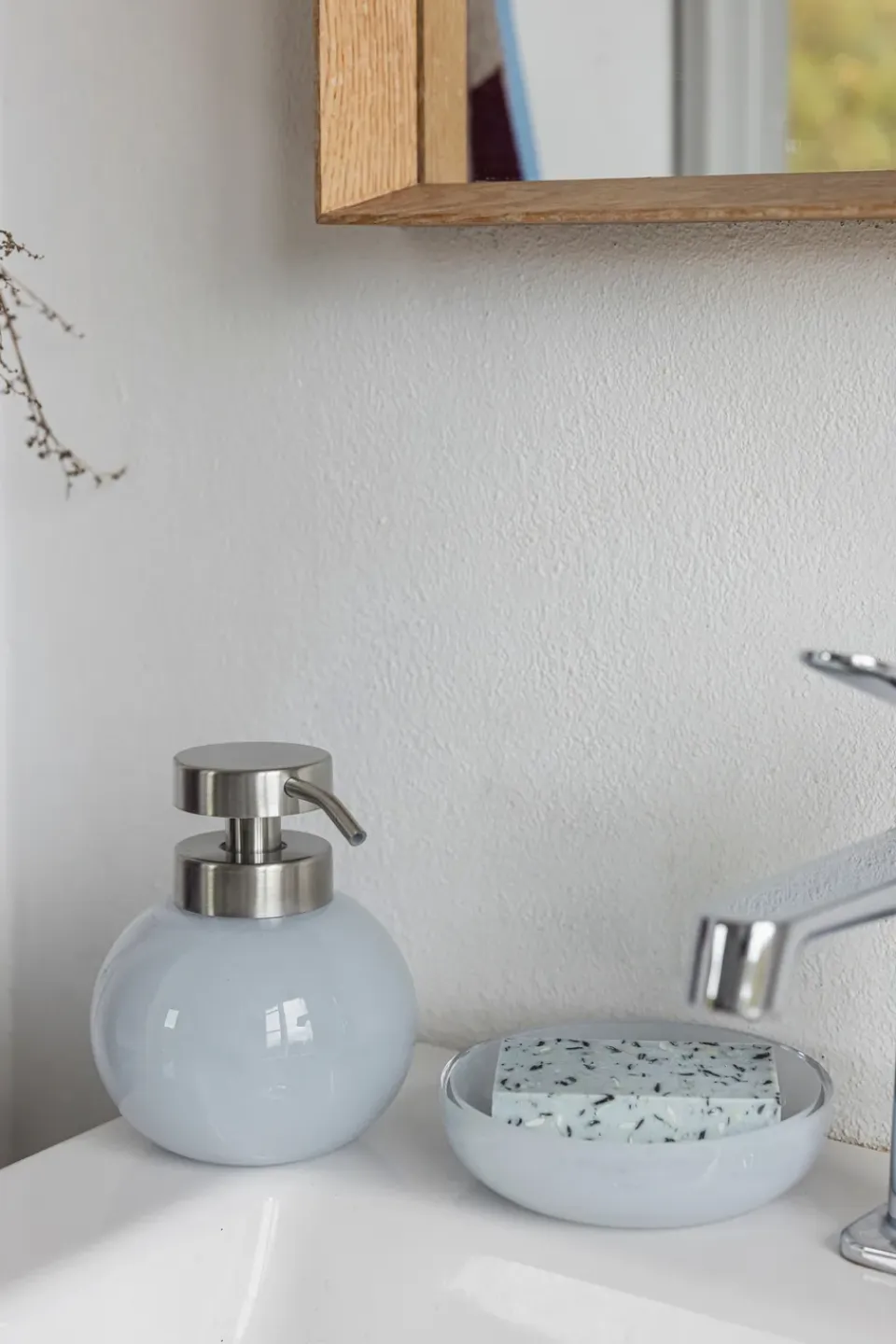 Mette Ditmer Dosificador de jabón Opal, Light blue Azul