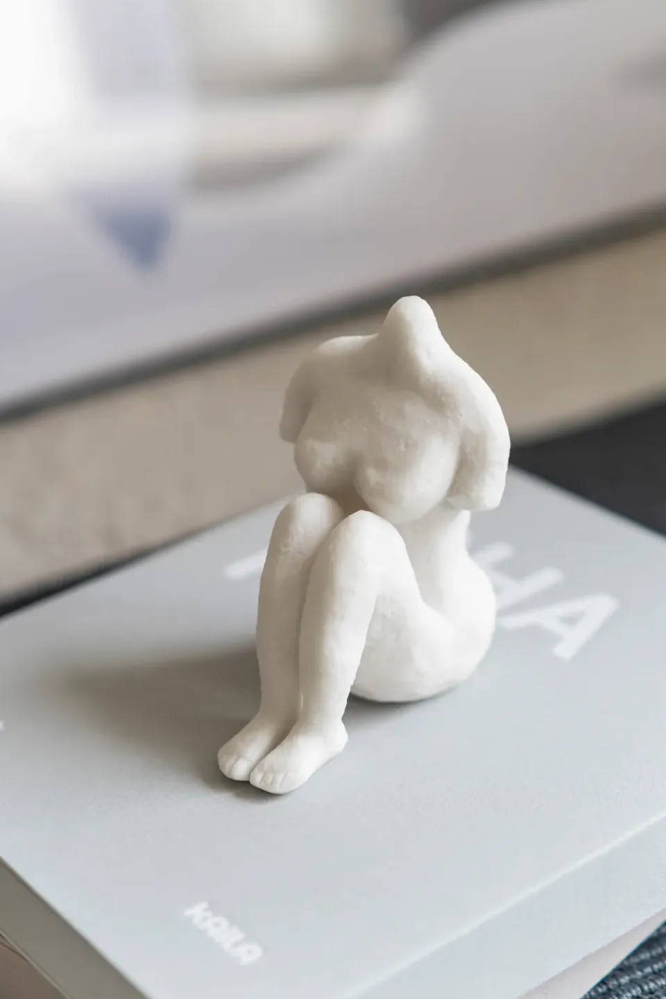Mette Ditmer Escultura Art piece mujer sentada 14 cm, Off-white Blanco