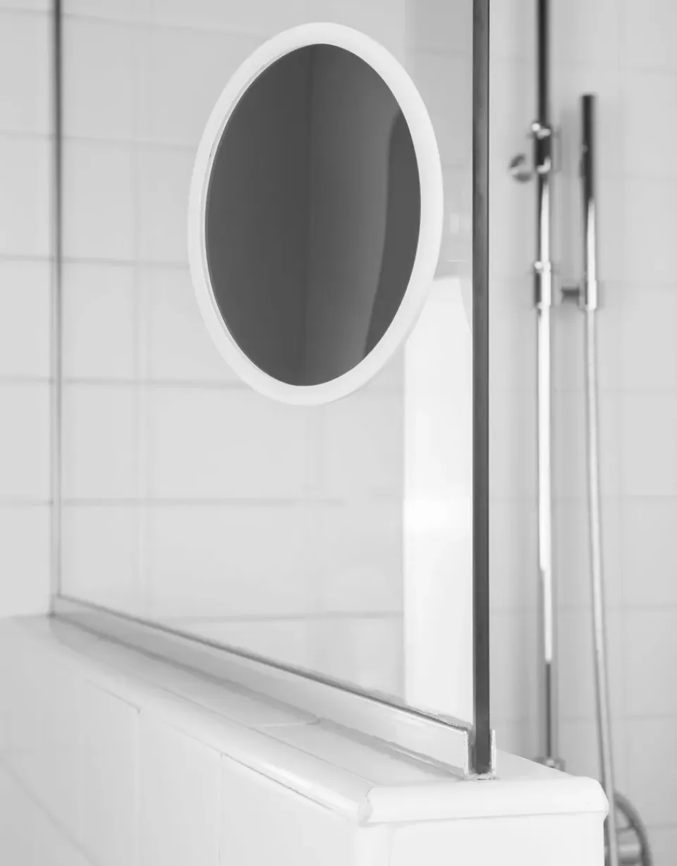 Clearance Bosign Espejo de maquillaje AirMirror x10 desmontable con ventosa, Ø16,5 cm Blanco