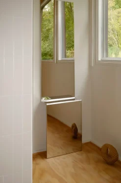 Clearance Muuto Espejo de pared Pleat, Acero pulido, 227×57 cm Gris