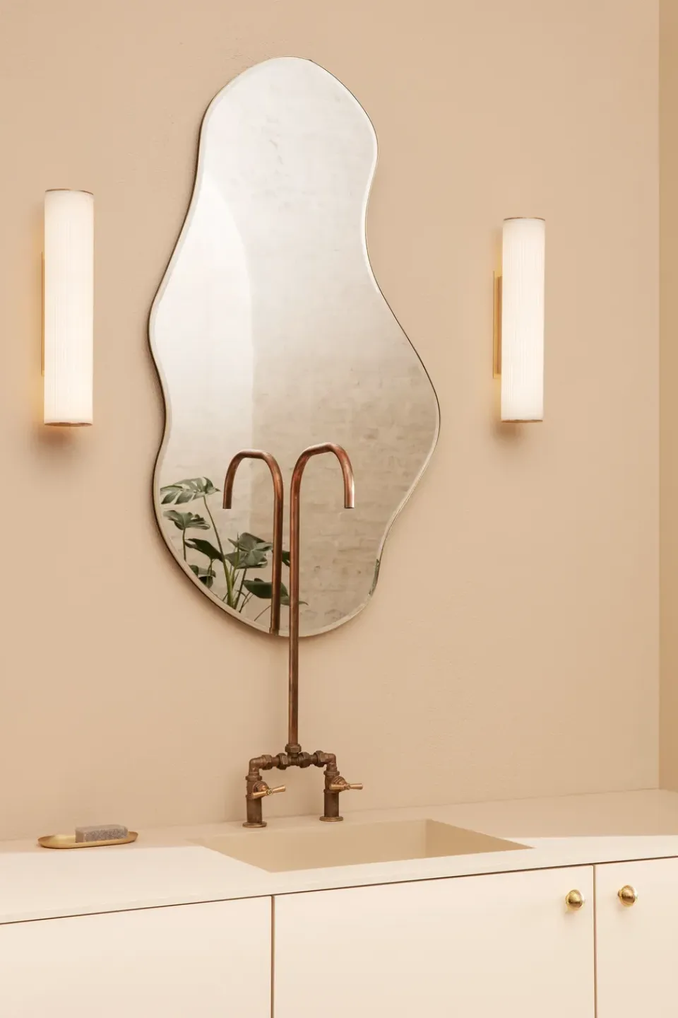 Ferm Living Espejo Pond large, Dark chrome Plateado
