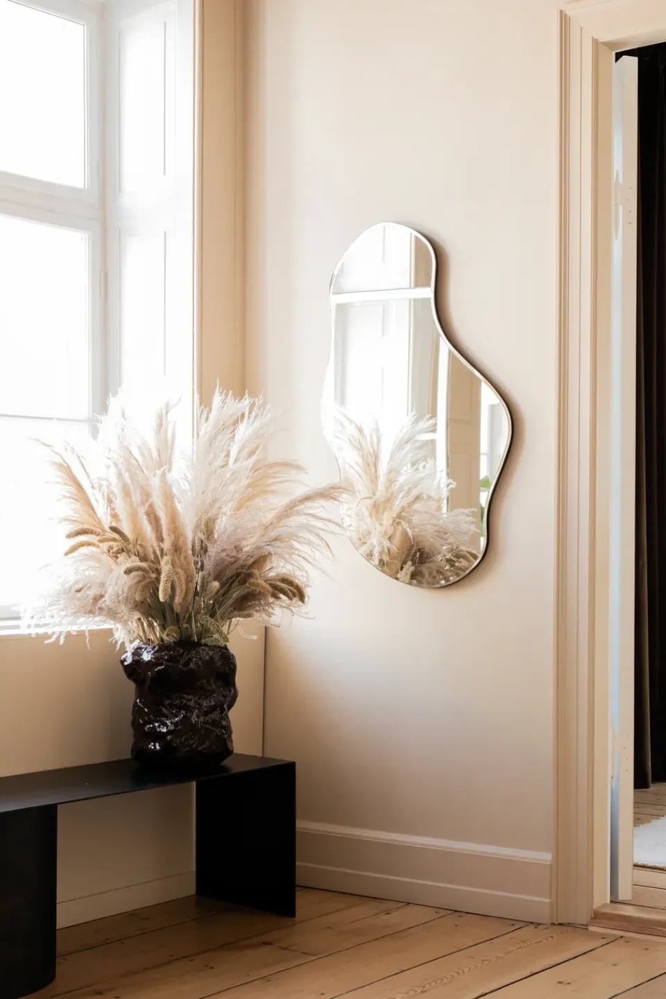 Ferm Living Espejo Pond large, Dark chrome Plateado