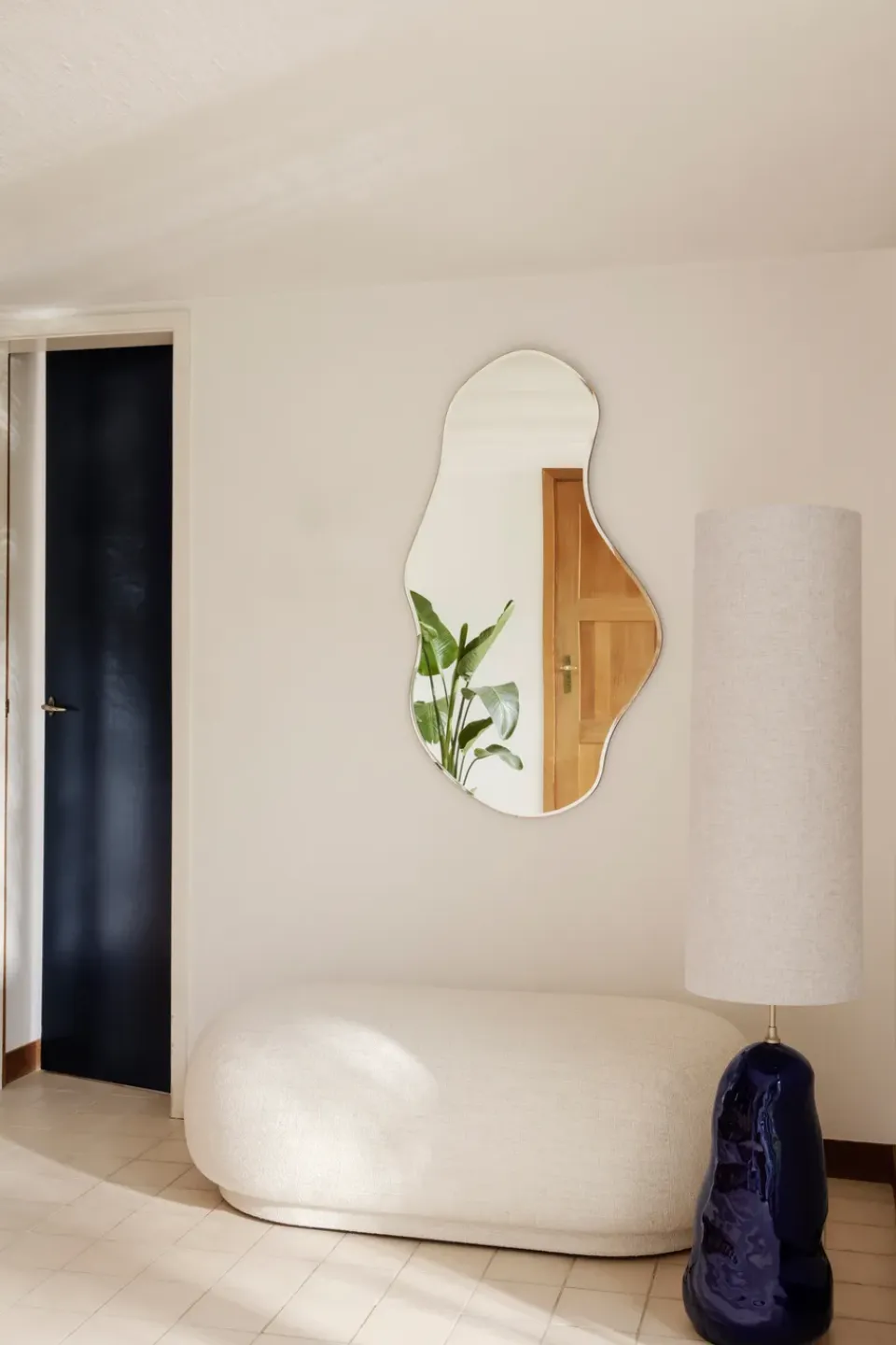 Ferm Living Espejo Pond large, Dark chrome Plateado
