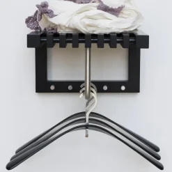 Hot Fritz Hansen Estante perchero Cutter mini, roble lacado Negro