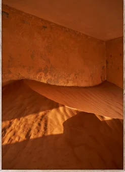 New Paper Collective Lámina Sand Village II, 50x70 cm Rojo