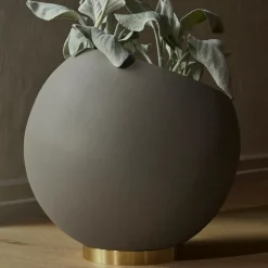 Outlet AYTM Maceta Globe Ø37 cm, Taupe Gris
