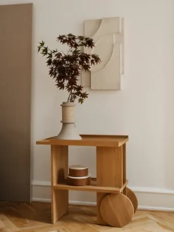 New Kristina Dam Studio Mesa auxiliar Axis 42x80 cm, Roble lacado en tono cálido Beige
