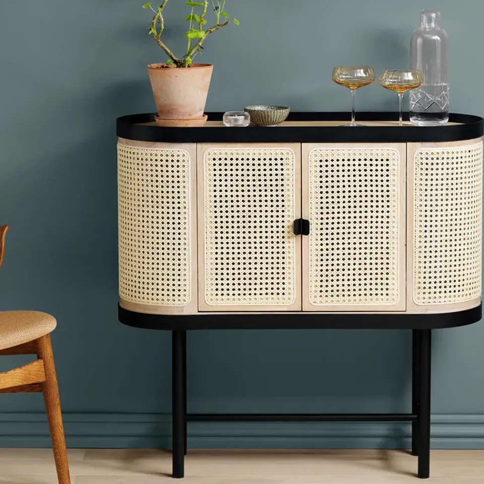 Outlet Warm Nordic Mueble bar Be My Guest, Ratán, roble aceitado blanco, base de acero en color negro Beige