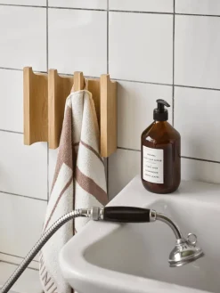Outlet Kristina Dam Studio Perchero Column, Roble aceitado en tono cálido Beige