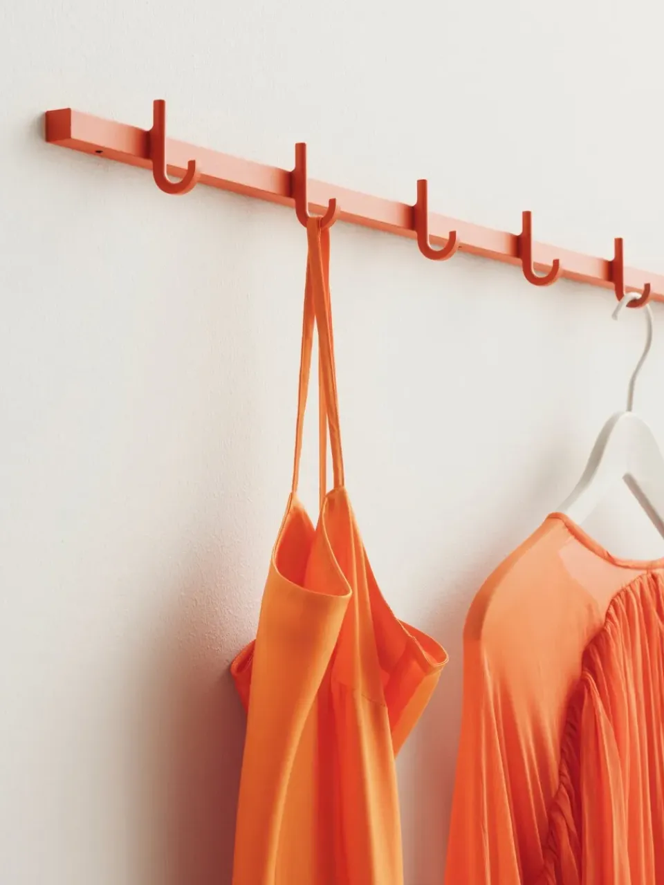 Discount Relief Perchero con pomos large 123 cm, Naranja