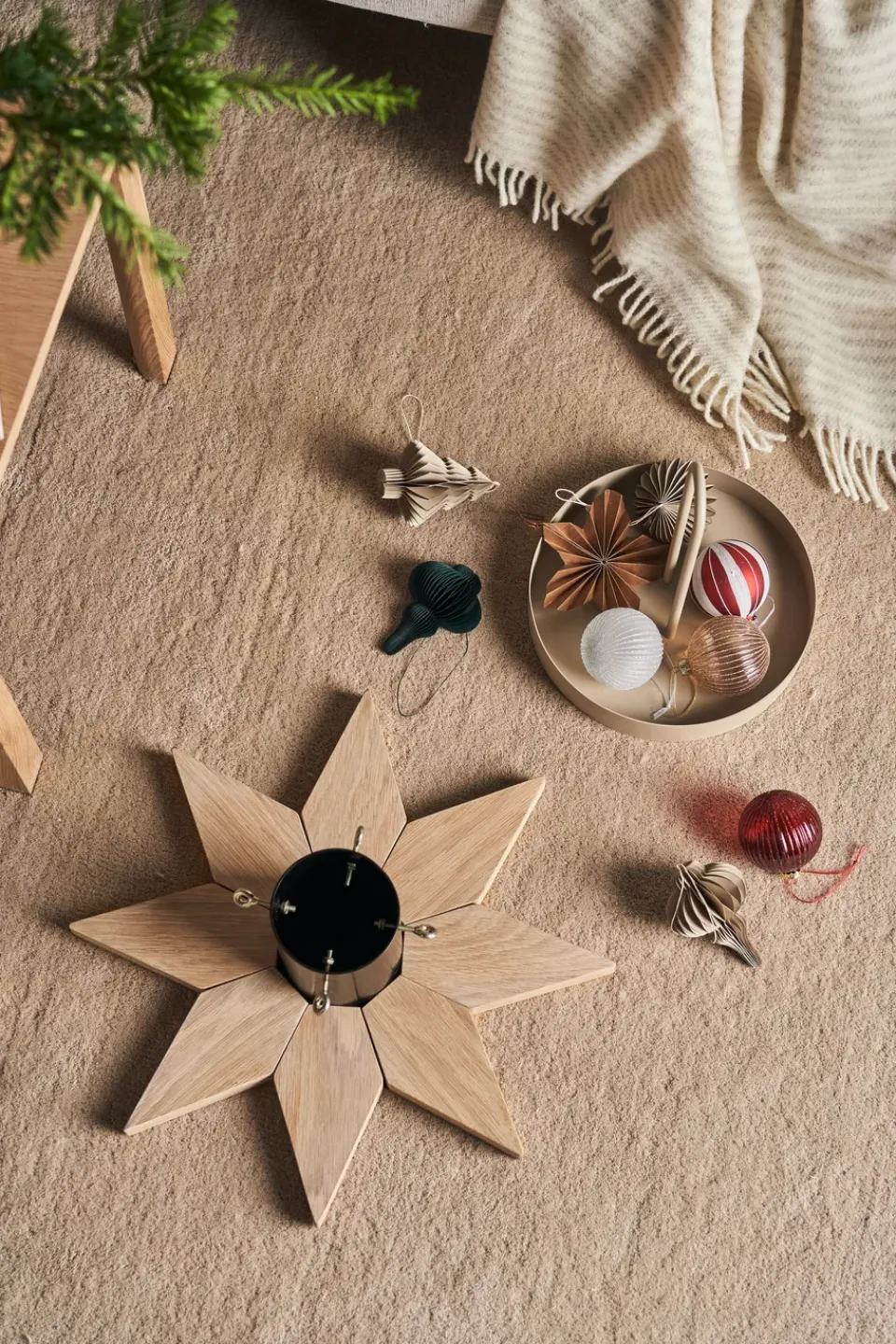Scandi Living Pie para árbol de Navidad Norr, Lacado blanco BeigeMarrónNegro