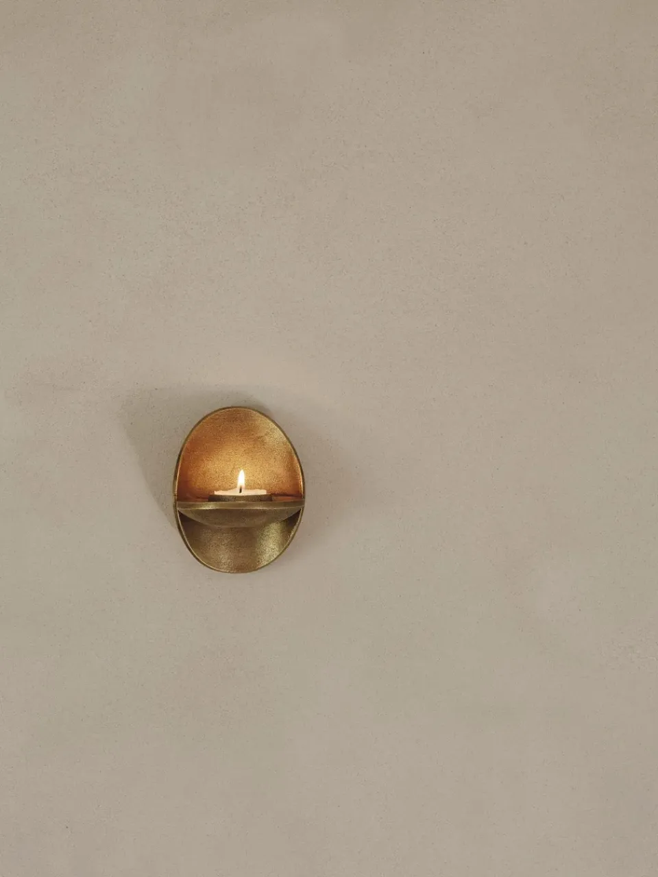 Discount Ferm Living Portavelas de pared Agapé, Brass finish Color dorado
