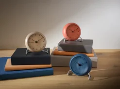 New Arne Jacobsen Clocks Reloj de mesa AJ City Hall, Sandy Beige