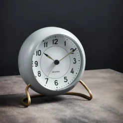 Outlet Arne Jacobsen Clocks Reloj de mesa AJ Station 12 cm, gris-blanco GrisBlanco