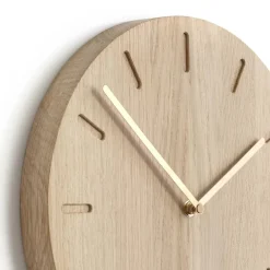 Hot Applicata Reloj de pared Watch:Out, roble-latón Blanco