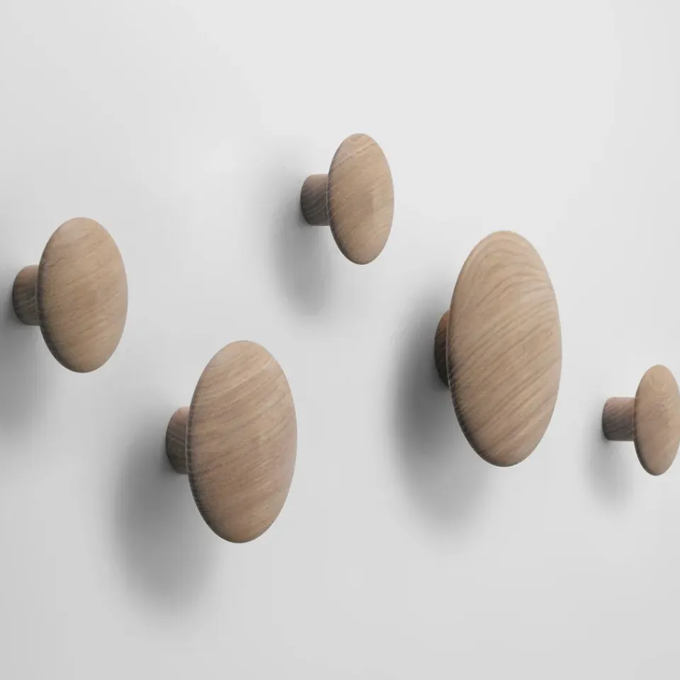 Discount Muuto Set de 5 colgadores de pared The Dots, roble Marrón