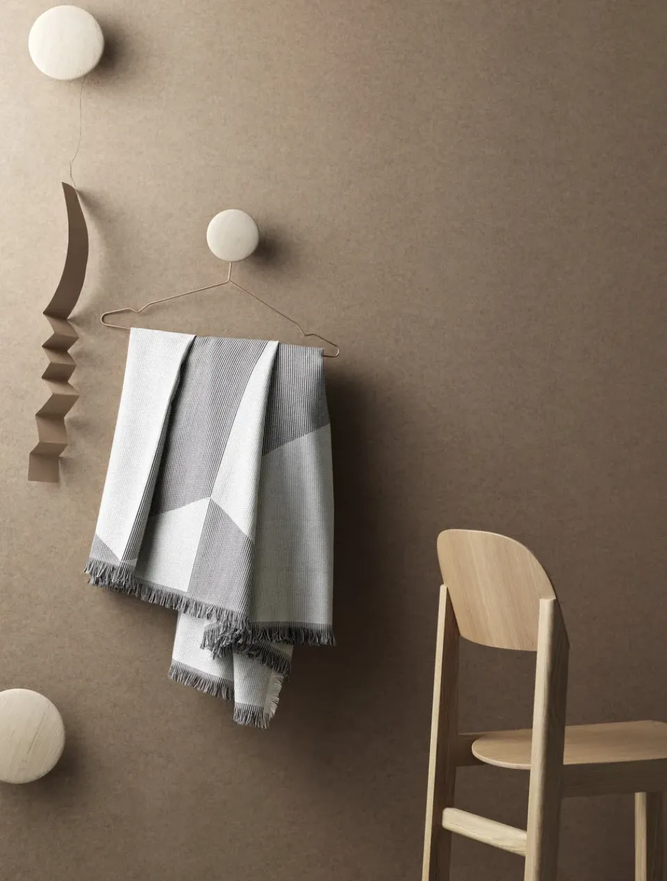 Discount Muuto Set de 5 colgadores de pared The Dots, roble Marrón