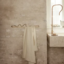 Discount Ferm Living Toallero Curvature, latón Color dorado
