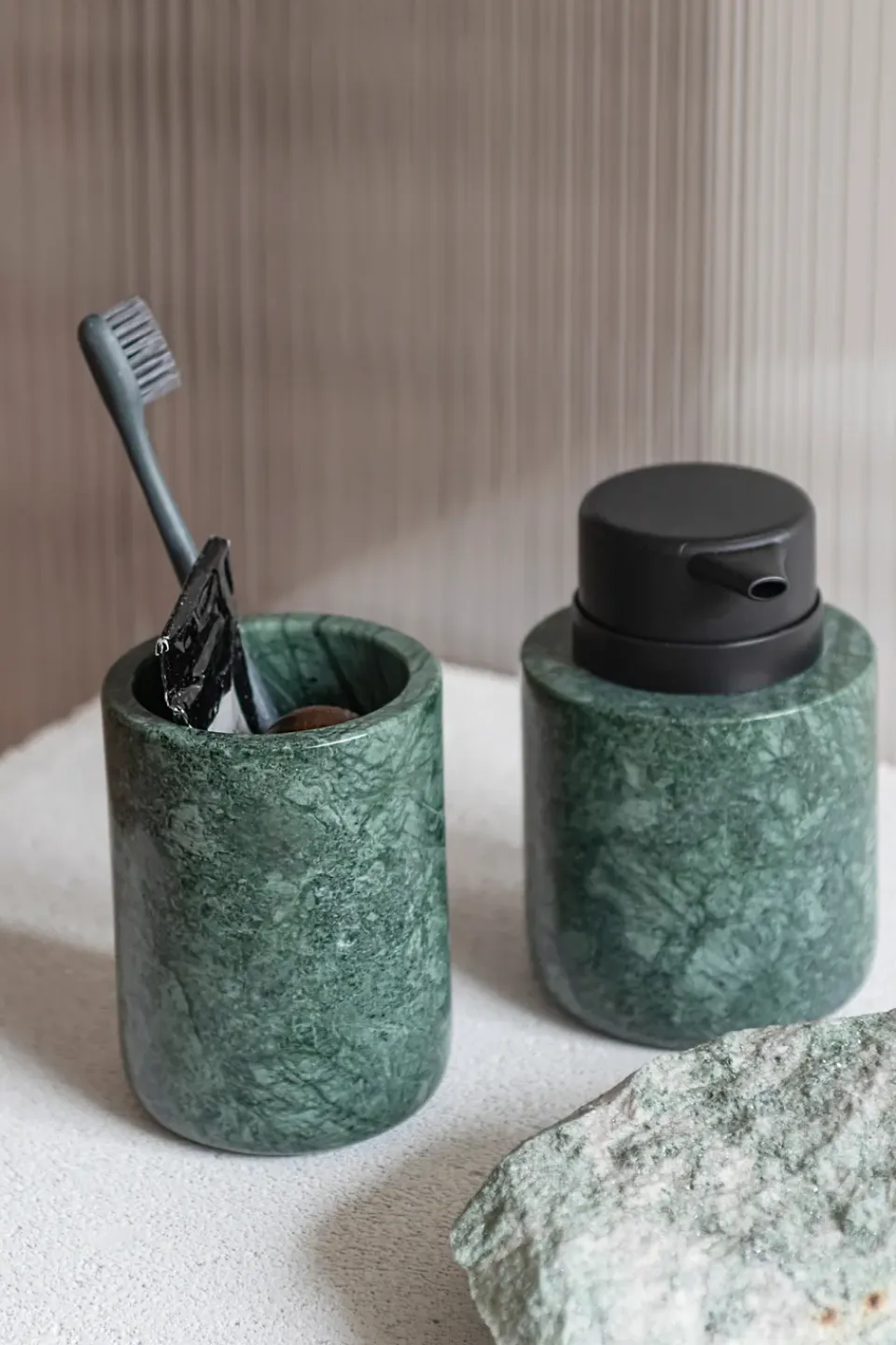 Outlet Mette Ditmer Vaso portacepillos Marble 10 cm, Dark forest Verde