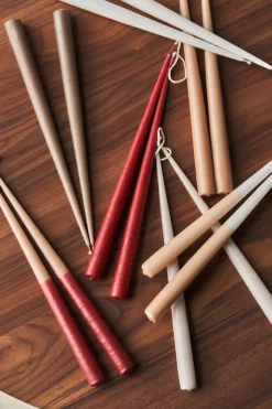 Scandi Essentials Vela cónica de dos colores 32 cm, 4 unidades, -rojo Beige