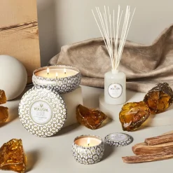 Outlet Voluspa Vela perfumada Maison Blanc 3-wick Tin 40 horas, Suede Blanc BeigeColor doradoBlanco