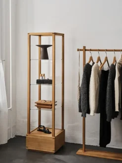 New Kristina Dam Studio Vitrina Japanese mediana, Roble aceitado en tono cálido Beige